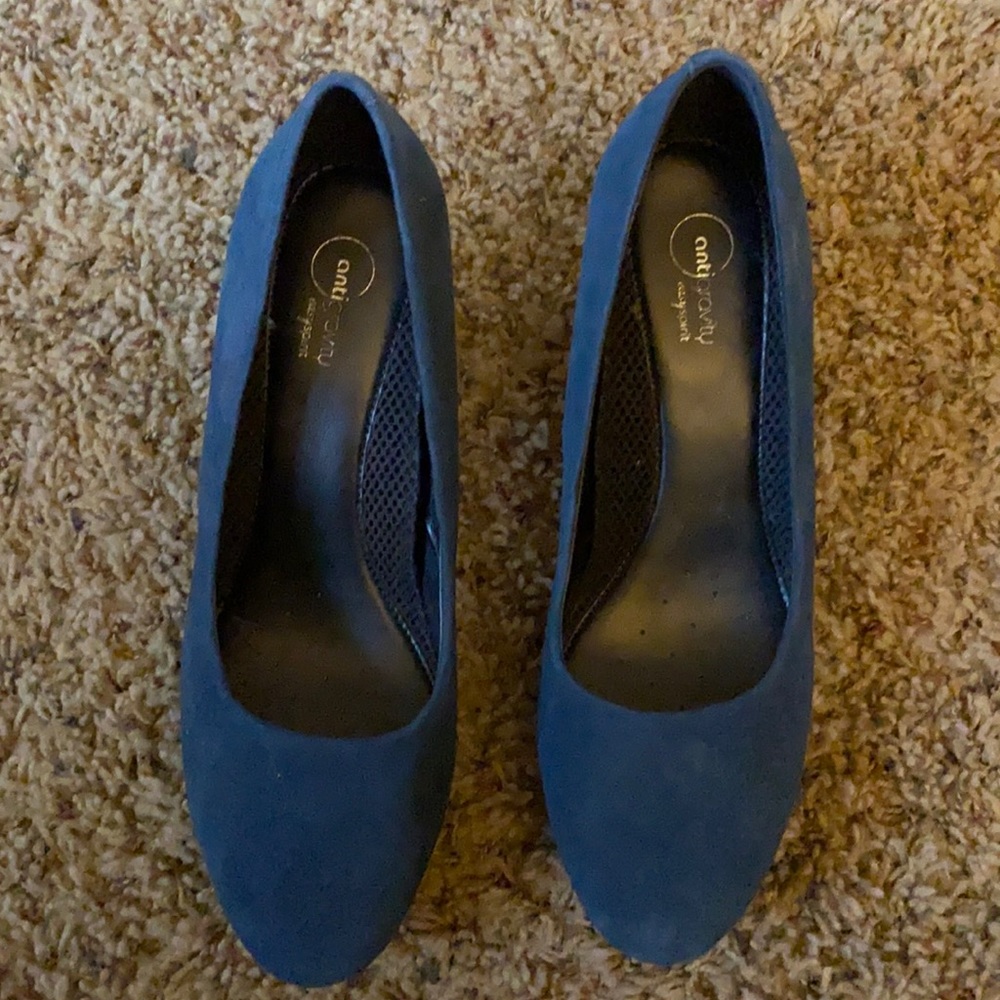 Easy spirit navy heels. 9 wide width.